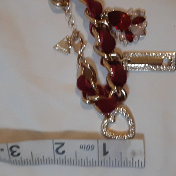 Guess red velvet and gold tone charm bracelet - Picture 8 of 9
